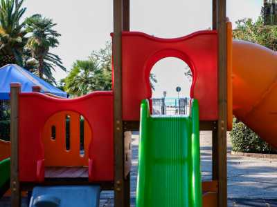 Negli anni 90 il parco venne poi interamente recintato e al posto della pista furono installate le giostrine tutt�oggi presenti